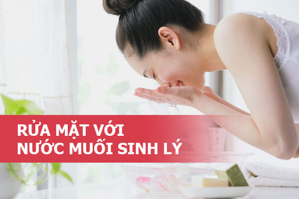 cach-rua-mat-bang-nuoc-muoi%20(3).jpg