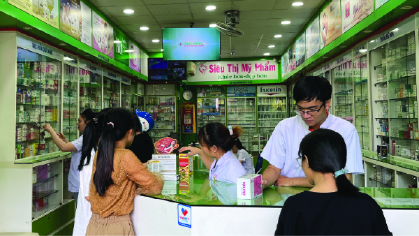duoc-si-nha-thuoc-viet-tu-van-cho-khach-hang-tan-tam-va-chan-thanh.jpg